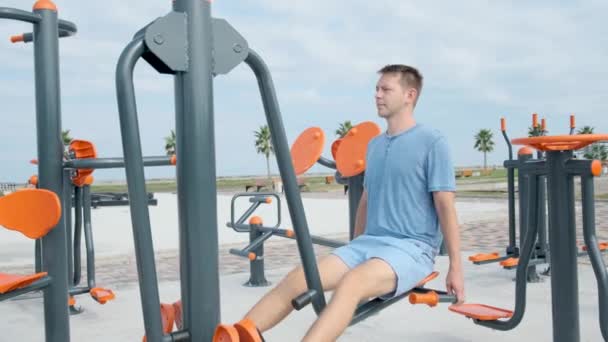 Active Man Exercising Outdoor Gym Young Male Doing Leg Muscle — Stock Video
