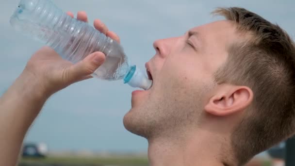 Törstig Man Dricksvatten Utomhus Gym Efter Hård Träning Aktiv Hane — Stockvideo