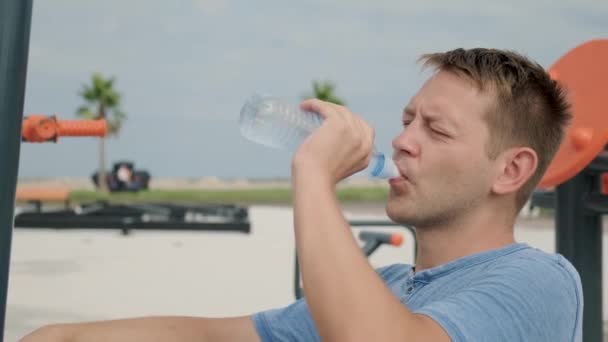 Jonge Mannelijke Drinkwater Straat Speeltuin Harde Training Actieve Man Dorstig — Stockvideo