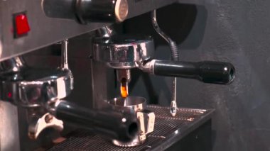 Profesyonel kahve makinesi sıcak espresso ya da kahve dükkanında Americano yapıyor. Sabahleyin sıcak içecek hazırlıyorum.