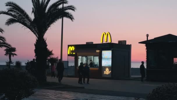 Batumi Georgia Květen 2022 Budova Mcdonalds Fast Food Rodinná Restaurace — Stock video