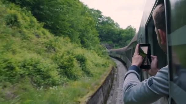 Mann Fotografiert Bahn Aus Dem Zugfenster Mit Kamera Auf Seinem — Stockvideo