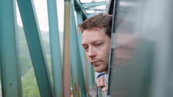 Junger Mann Schaut Aus Dem Zugfenster Während Der Zug Den — Stockvideo