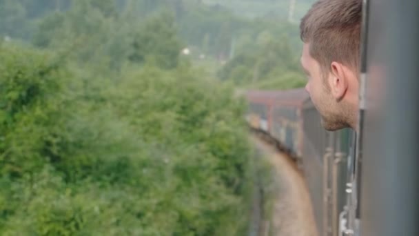 Junger Mann Schaut Aus Dem Zugfenster Während Mit Der Bahn — Stockvideo