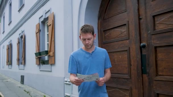 Man Tourist Paper Map Standing Outdoors Old Town Could Find — Stock Video