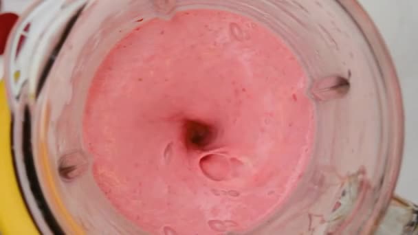 Çilekli Muzlu Milkshake Karıştırılmış Üst Manzara Ağır Çekim Sağlıklı Içki — Stok video