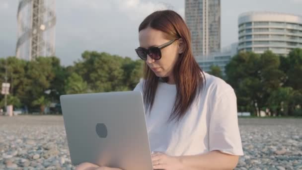 Ψηφιακή Νομάδα Γυναίκα Γυαλιά Ηλίου Που Εργάζεται Φορητό Υπολογιστή Κάθεται — Αρχείο Βίντεο