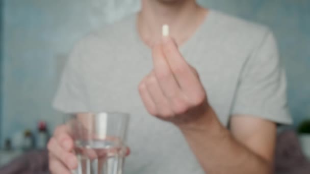 Mann Trinkt Weiße Kapsel Mit Kollagen Mit Einem Glas Wasser — Stockvideo