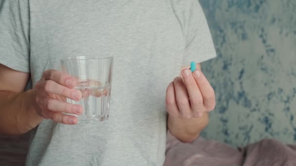 Άνθρωπος Πίνει Ένα Μπλε Χάπι Prep Ένα Ποτήρι Νερό Πρόληψη — Αρχείο Βίντεο