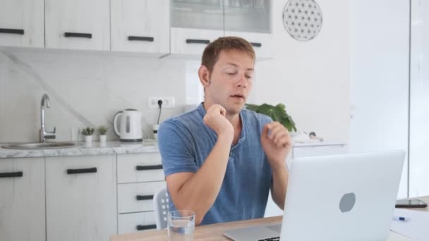 Vermoeide Uitgeputte Man Freelancer Die Thuis Laptop Werkt Overwerkt Rust — Stockvideo