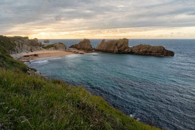 Playa de la Arnia Santander, Cantabria, Kuzey İspanya 'da kayalıkları ve kumlu plajları var. Tatillerde popüler seyahat