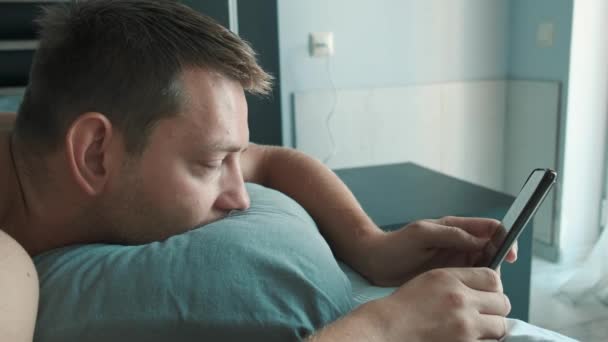 Snygg Man Använder Mobiltelefon Sängen Morgonen Surfa Internet Kontrollera Sociala — Stockvideo
