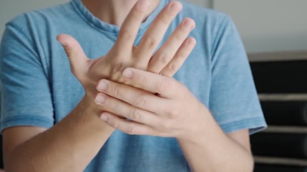 Νθρωπος Που Υποφέρει Από Χέρι Και Πονά Αρσενικό Μασάζ Οδυνηρό — Αρχείο Βίντεο