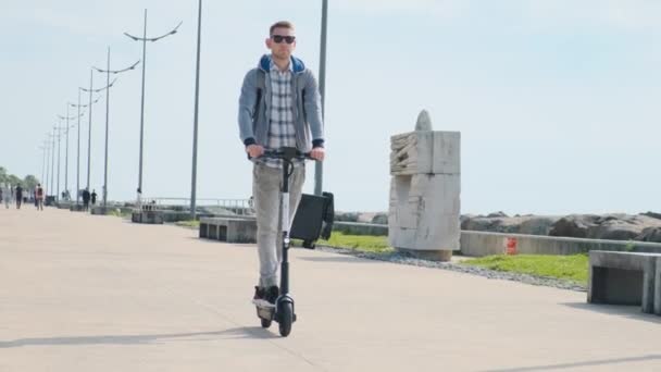 Hombre Joven Viajero Montar Scooter Largo Costa Del Mar Playa — Vídeos de Stock