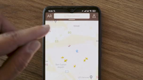 佐治亚州 2023年10月8日 人类通过特拉维夫机场的智能手机应用Flightradar检查航班是否被取消 由于以色列之间的战争 所有的飞机都被推迟和取消了 — 图库视频影像