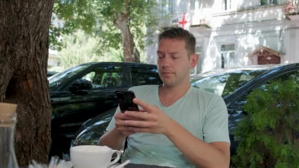 Kaldırımdaki Kafede Cep Telefonu Kullanan Açık Havada Bir Fincan Kahve — Stok video