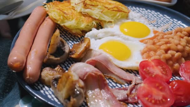 Englisches Frühstück Mit Speck Wurst Spiegelei Gebackenen Bohnen Tomaten Und — Stockvideo