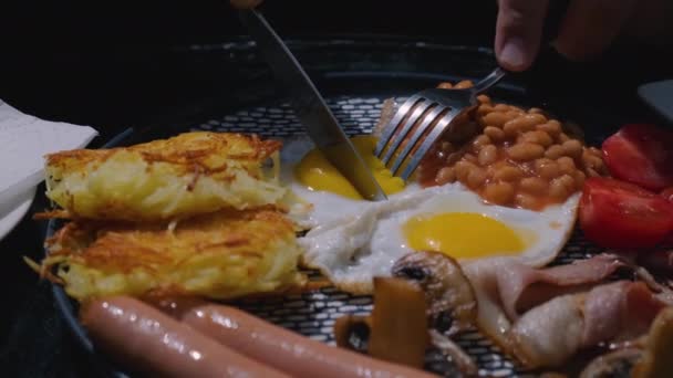 Het Eten Van Een Volledig Engels Ontbijt Met Spek Worst — Stockvideo