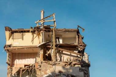 Mahvolmuş yerleşim binası. Yıkık dökük daireleri ve inşaat enkazı olan üst katlarda. Terör saldırısı, savaş ya da deprem sonucu hasar gören binalar. 