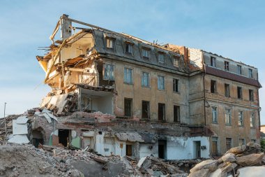 Mahvolmuş yerleşim binası. Büyük yıkık dökük bir ev, yıkılmış daireler ve bir yığın inşaat döküntüsü. Terör saldırısı, savaş ya da deprem sonucu hasar gören binalar. 