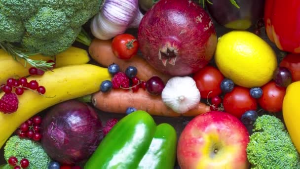 分发新鲜收获的水果 蔬菜和浆果 健康饮食 素食和素食 顶部视图 — 图库视频影像