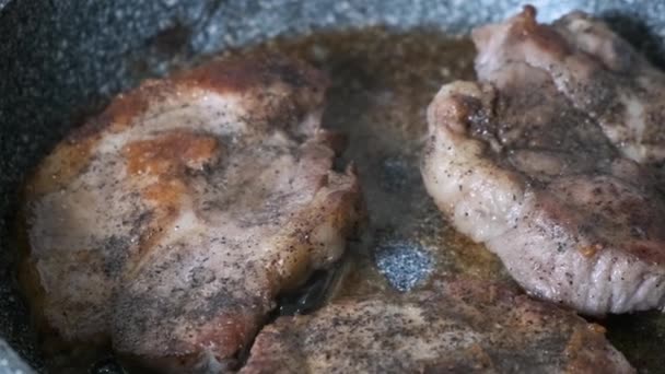 Cozinhar Bife Porco Numa Frigideira Comida Preparação Para Jantar — Vídeo de Stock