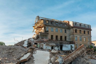 Mahvolmuş yerleşim binası. Büyük yıkık dökük bir ev, yıkılmış daireler ve bir yığın inşaat döküntüsü. Terör saldırısı, savaş ya da deprem sonucu hasar gören binalar. 