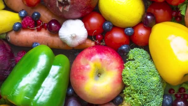 Sortiment Frisch Geerntetem Obst Gemüse Und Beeren Auf Dem Tisch — Stockvideo
