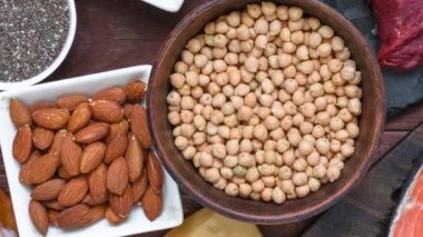 Yüksek proteinli yiyecekler. Balık, et, kümes hayvanları, fındık, yumurta, tohum ve süt ürünleri. Sağlıklı beslenme ve dengeli gıda kavramı. Keto ve düşük karbonhidrat diyeti. Üst görünüm.