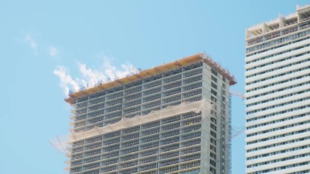 都市建設現場の複数の建物の屋根の煙 高層ビル 工業開発 建設現場エンジニアリング — ストック動画