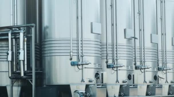 现代酿酒厂葡萄酒发酵和成熟用不锈钢储罐 靠近点工业和技术背景 — 图库视频影像