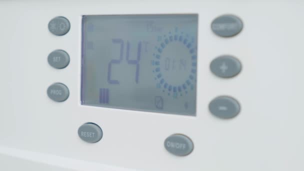 关闭燃气锅炉智能控制面板 提高冬季家用采暖温度 现代住房装置 — 图库视频影像