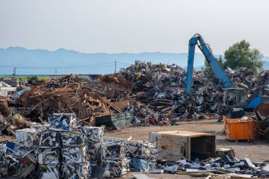 Hurdalıkta endüstriyel metal geri dönüşümü. Turna metal, alüminyum, pirinç, bakır ve paslanmaz çelik topluyor. Geri dönüşüm endüstrisi. Çevre ve sıfır atık kavramı.