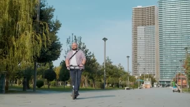 Übergewichtiger Mann Fährt Scooter Der Stadt Männer Fahren Elektro Roller — Stockvideo