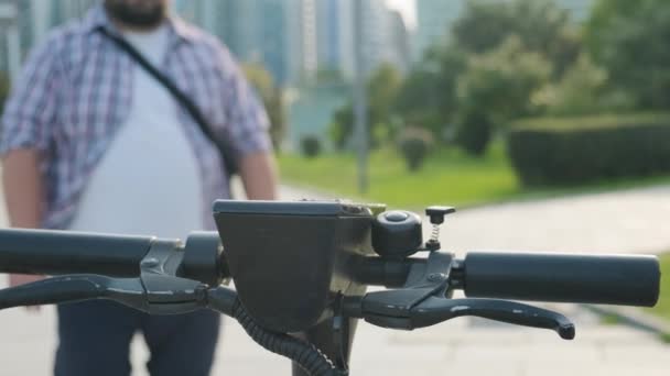 Übergewichtiger Mann Entriegelt Roller Handy App Mann Mietet Elektroroller Smartphone — Stockvideo