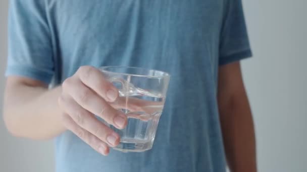 Man Som Håller Dricksglas Med Skakande Händer Som Lider Tremor — Stockvideo