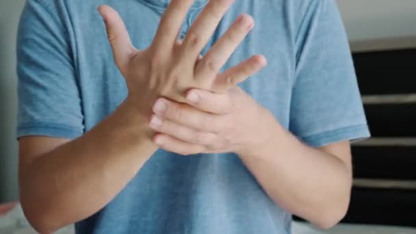 Человек Страдающий Боли Руке Желудке Мужчина Массирует Болезненную Руку Болит — стоковое видео