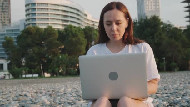 Εστιασμένη Συγκεντρωμένη Νεαρή Επιχειρηματίας Εργάζεται Φορητό Υπολογιστή Έξω Σοβαρή Γυναίκα — Αρχείο Βίντεο