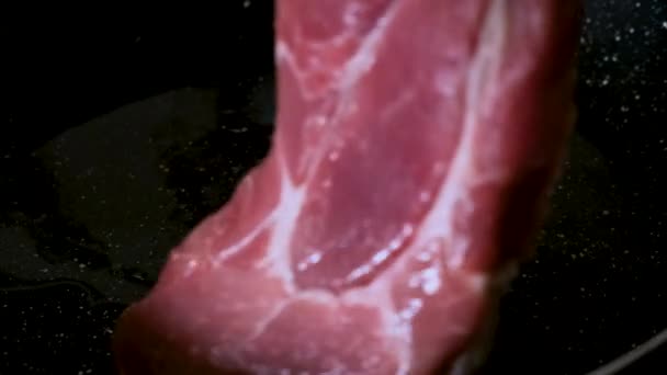 Chef Met Steak Porc Dans Une Poêle Cuire Viande Crue — Video