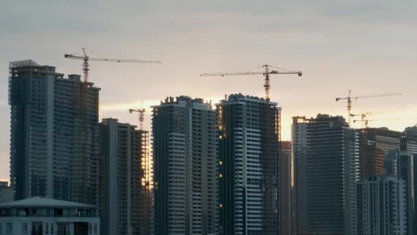 Arranha Céus Cidade Com Guindastes Constrói Casas Vários Andares Canteiro — Vídeo de Stock