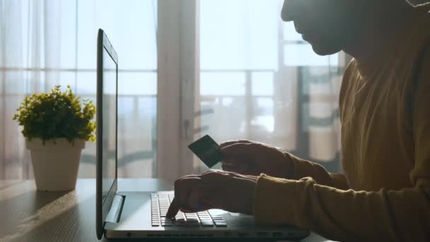 Mężczyzna Kartą Kredytową Wpisując Laptopie Zakupy Płatności Online Dokonuje Zakupu — Wideo stockowe