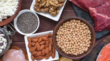 Yüksek proteinli yiyecekler. Balık, et, kümes hayvanları, fındık, yumurta, tohum ve süt ürünleri. Sağlıklı beslenme ve dengeli gıda kavramı. Keto ve düşük karbonhidrat diyeti. Üst görünüm.