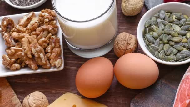 Eiwitrijk Voedsel Vis Vlees Gevogelte Noten Eieren Melk Groenten Gezond — Stockvideo