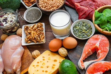 Yüksek sebze ve hayvansal protein kaynakları. Balık, et, kümes hayvanları, peynir, yumurta, tohum, sebze ve süt. Sağlıklı beslenme ve dengeli gıda kavramı. Keto ve düşük karbonhidrat diyeti.