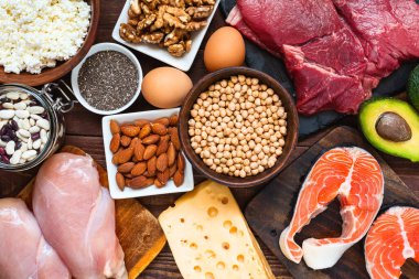 Yüksek proteinli yiyecekler. Balık, et, kümes hayvanları, fındık, peynir, yumurta, tohum ve süt ürünleri. Sebze ve hayvan proteini. Sağlıklı beslenme ve dengeli gıda kavramı. Keto ve düşük karbonhidrat diyeti. Üst görünüm.