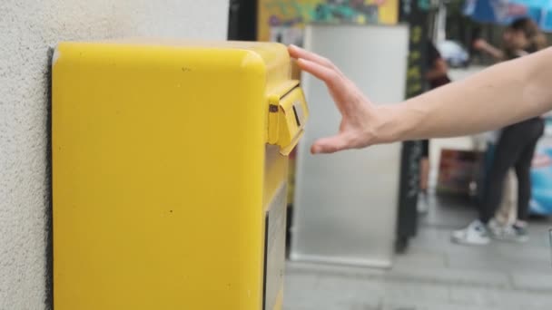 Tangan Laki Laki Adalah Menjatuhkan Kartu Pos Dalam Kotak Pos — Stok Video