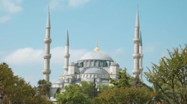 İstanbul, Türkiye 'deki yeşil bahçeler arasında Mavi Cami veya Sultan Ahmed de var. Popüler Müslüman turizm simgesi, Türkiye.