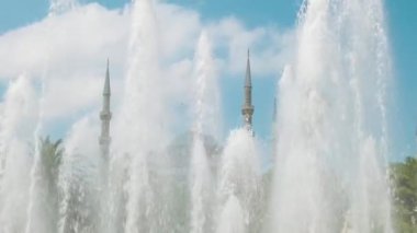 İstanbul, Türkiye 'de Sultanahmet Parkı' nda Mavi Cami ya da Sultan Ahmed 'in olduğu çeşme. Popüler Müslüman turist simgesi.