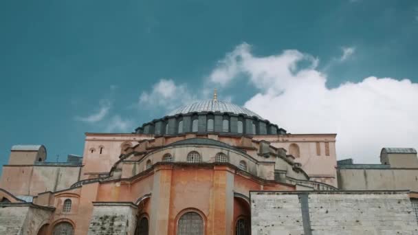 ハイア ソフィア旧大聖堂とトルコのイスタンブールにあるオスマン モスク ボトムビュー 人気の宗教的なイスラム教徒の観光ランドマーク トゥルキエ — ストック動画