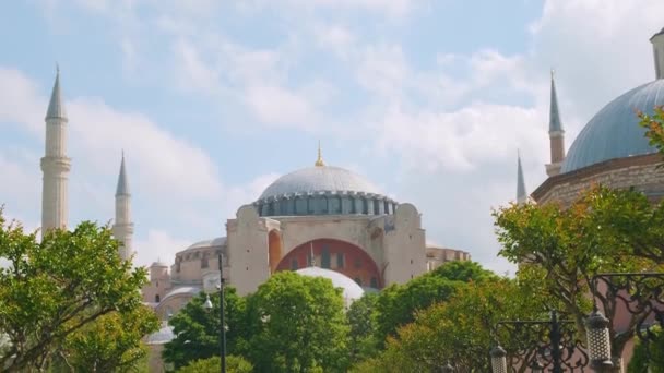 Hagia Sophia Antiga Catedral Uma Mesquita Otomana Entre Jardins Verdes — Vídeo de Stock